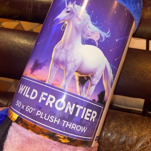 Unicorn blanket/throw,NWT,original packaging,beautiful unicorn design. - Picture 8 of 12